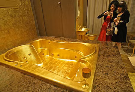 Hình ảnh chiếc bồn tắm thủy lực bằng vàng khối trong hội chợ triệu phú ở Thượng Hải, Trung Quốc.