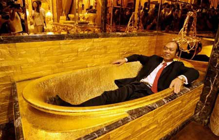 Nhà chế tác trang sức nổi tiếng người Hong Kong Lam Sai-wing giới thiệu chiếc bồn tắm bằng vàng nguyên chất trong khách sạn Swisshorn Gold Palace của ông. Công trình này đã ngốn khoản đầu từ lên đến 50 triệu USD, sử dụng hết 2,5 tấn vàng nguyên chất.