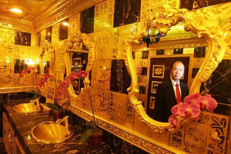 Mọi chi tiết, đồ đạc bên trong nhà vệ sinh từ gương đến bồn rửa, vòi nước đều được dát vàng chói lóa.