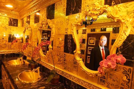 Mọi chi tiết, đồ đạc bên trong nhà vệ sinh từ gương đến bồn rửa, vòi nước đều được dát vàng chói lóa.