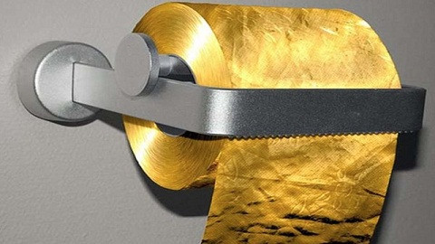 Một công ty của Úc có tên The Toilet Paper Man cũng từng sản xuất ra giấy vệ sinh bằng vàng trị giá tới 1,3 triệu USD mỗi cuộn. Loại giấy này được làm từ những mảnh vàng 22 carat và hoàn toàn có thể sử dụng an toàn.
