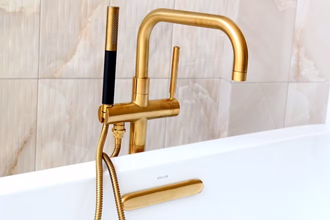 Vòi sen cao cấp mạ vàng.