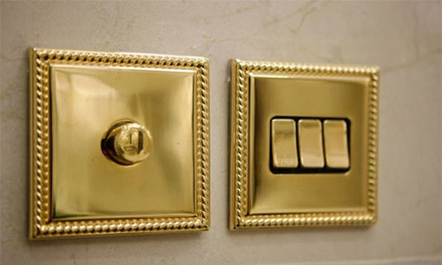 Công tắc trong nhà vệ sinh dát vàng sáng chói.