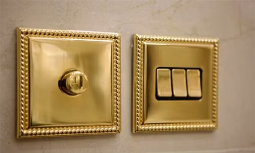 Công tắc trong nhà vệ sinh dát vàng sáng chói.