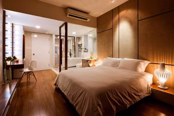 Phòng ngủ ấm cúng, tạo cảm giác dễ chịu. Bên cạnh đó là phòng tắm được bao bọc bởi lớp kính trong suốt tạo không gian mở, rộng rãi.