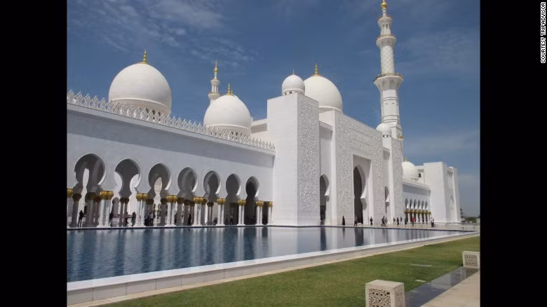 2. Thánh đường Hồi giáo Sheikh Zayed Grand Mosque ở Abu Dhabi, Các Tiểu vương quốc Ả Rập Thống nhất.