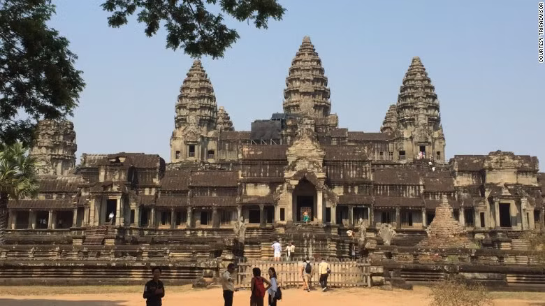 3. Đền Angkor Wat ở Siem Reap, Campuchia: Đây là ngôi đền nổi tiếng được xây dựng bằng vô vàn phiến đá xanh, đây là dạng đền núi ở Campuchia có lối vào chính theo hướng Tây - hướng mặt trời lặn.