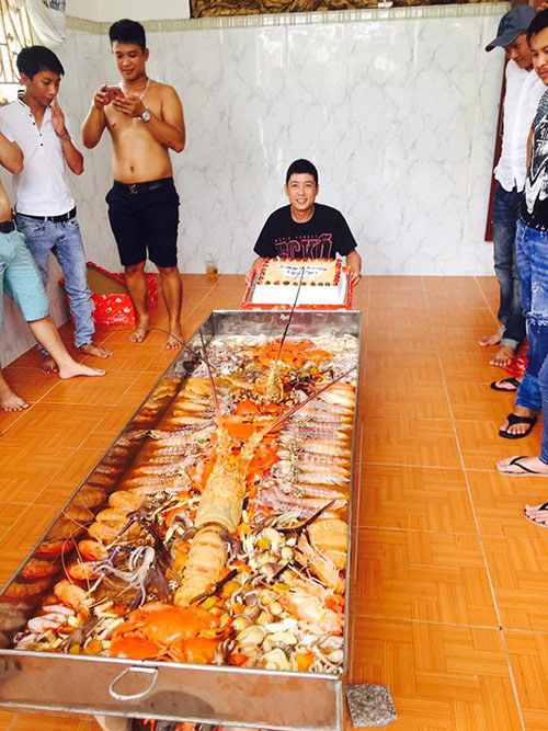 Giữa thời điểm cộng đồng mạng đang xôn xao với nồi lẩu 2 triệu ở Hà Nội thì ngay lập tức, chỉ 24 tiếng sau đó, nhiều người lại “choáng váng” trước hình ảnh một nồi lẩu dài đến 2 mét, giá 50 triệu đồng ở Cà Mau.