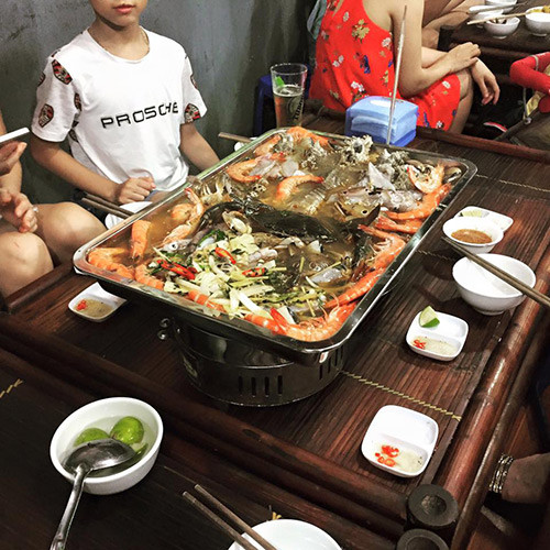 Tuy nhiên, hình ảnh được nhà hàng đăng tải trên mạng gồm có cả những ảnh thật về nồi lẩu của nhà hàng và những bức ảnh "minh hoạ" có nguồn gốc Trung Quốc. Ảnh: Nồi lẩu 2 triệu thực sự do quán phục vụ.