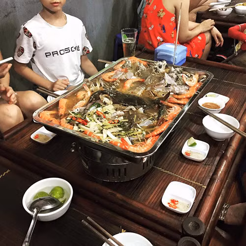 Tuy nhiên, hình ảnh được nhà hàng đăng tải trên mạng gồm có cả những ảnh thật về nồi lẩu của nhà hàng và những bức ảnh "minh hoạ" có nguồn gốc Trung Quốc. Ảnh: Nồi lẩu 2 triệu thực sự do quán phục vụ.