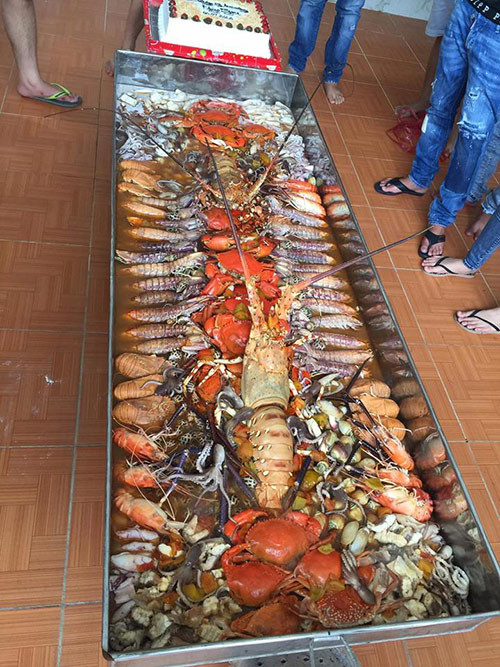 Hình ảnh nồi lẩu 50 triệu ngập tràn các loại hải sản như tôm hùm, cua biển, tôm mũ ni, ghẹ, bạch tuộc, bề bề, mực, cá, ngao, sò… xuất hiện trên mạng xã hội. Riêng 2 con tôm hùm trong nổi lẩu được mua ở tận Nha Trang mang về với giá 20 triệu đồng.