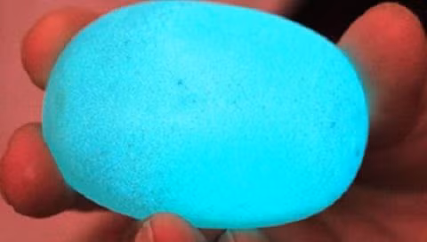 Ông Dương Hoàng Dũng, 50 tuổi, ở phường 5, TP. Cà Mau cũng đang sở hữu hòn đá có thể phát sáng. Ông Dũng cho biết, mua hòn đá này 75 triệu đồng và phải cầm cố chiếc xe vespa đời mới. Theo chủ sở hữu, hòn đá to bằng quả trứng vịt này có khả năng tự phát sáng màu xanh rất lung linh, huyền ảo. Có người gạ đổi ngang món đồ cổ trị giá 500 triệu đồng nhưng ông không đồng ý.