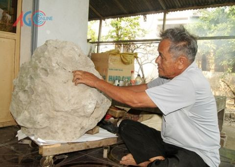 Ông Nguyễn Duy Hải (trú tại Tứ Giác, TP. Long Xuyên, An Giang) sở hữu hòn đá có mùi thơm lạ kỳ. Ông Hải cho biết, ông mua hòn đá này ở Ba Hòn (Kiên Giang), với giá 300.000 đồng, định đem về làm hòn non bộ. Nhưng do công việc lu bu, hòn đá quý bị bỏ quên ở góc sân vườn suốt 15 năm.