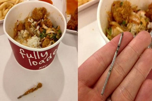 Một nam khách hàng vô cùng tức giận khi phát hiện một miếng kim loại dài gần bằng ngón tay trong miếng gà mua tại nhà hàng KFC trong trung tâm mua sắm Central World ở thủ đô Bangkok, Thailand. Bê bối thực phẩm gây sốc của hãng đồ ăn KFC này mới xảy ra trong ngày 29/6 vừa qua.