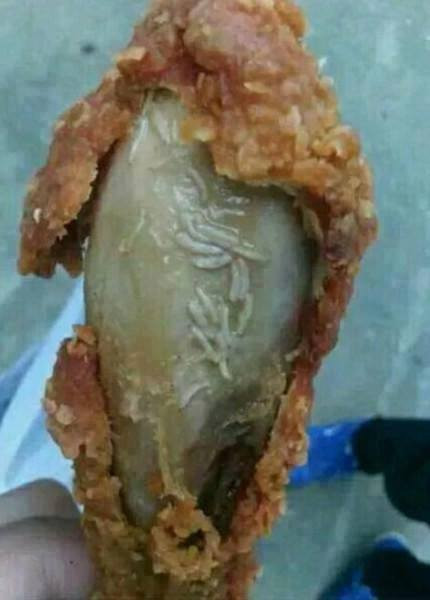 Năm 2014, một khách hàng mua gà rán KFC tại một cửa hàng tại Hải Châu (Trung Quốc) đã phát hiện trong miếng thịt gà lúc nhúc dòi. Miếng gà KFC lúc nhúc dòi khiến người tiêu dùng sợ hãi.