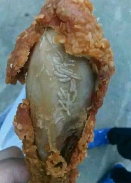 Năm 2014, một khách hàng mua gà rán KFC tại một cửa hàng tại Hải Châu (Trung Quốc) đã phát hiện trong miếng thịt gà lúc nhúc dòi. Miếng gà KFC lúc nhúc dòi khiến người tiêu dùng sợ hãi.