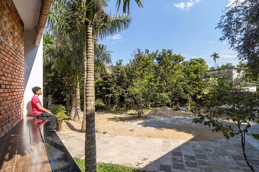 Toàn bộ ngôi nhà rộng 70m2 được nâng lên cao nhờ khối đá lớn, chắc chắn ở bên dưới.