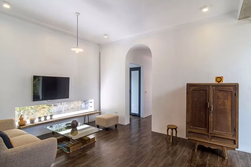 Ngôi nhà gồm có một phòng khách, hai phòng ngủ, một phòng tắm và phòng thờ.