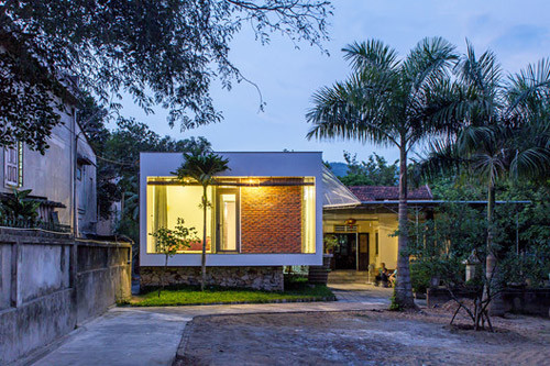 Ngôi nhà nông thôn Việt Nam có diện tích khoảng 70m2 ở Nghệ An được nâng đỡ bởi những khối đá lớn, vững chãi phía dưới nên rất vững vàng trước mưa lũ, kể cả khi mực nước có thể dâng cao đến 1,5m.