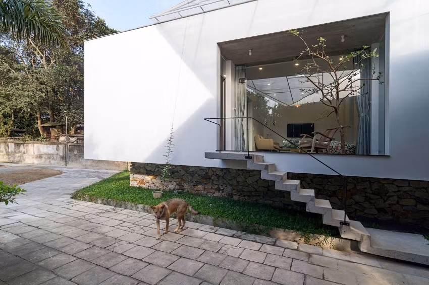 Nhờ những khối đá lớn phía dưới nâng đỡ, ngôi nhà nông thôn này có thể là nơi trú ẩn cao tránh lũ với không gian sống nổi bật.