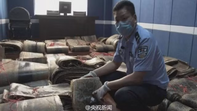 Cảnh sát cho hay, số da trăn đắt đỏ trên trị giá tới 8 triệu NDT (28 tỷ đồng). Chúng được sử dụng trong việc chế tác đàn nhị, một nhạc cụ hai dây truyền thống của Trung Quốc.