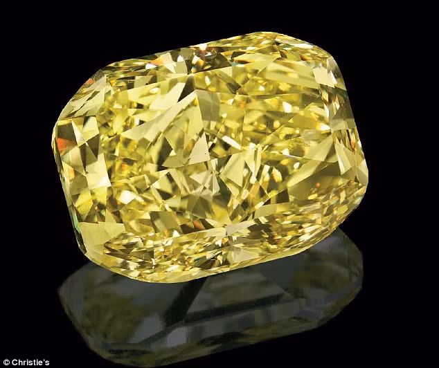 Ngoài chiếc nhẫn hồng ngọc Jubilee Ruby, phiên đấu giá sắp tới còn trưng bày nhiều viên kim cương quý hiếm và đồ trang sức kim cương khác từ các hãng Cartier, Graff, David Webb, Harry Winston... Trong hình là viên kim cương vàng 54,62 carat được dự đoán sẽ được bán với giá 2,5 triệu USD.