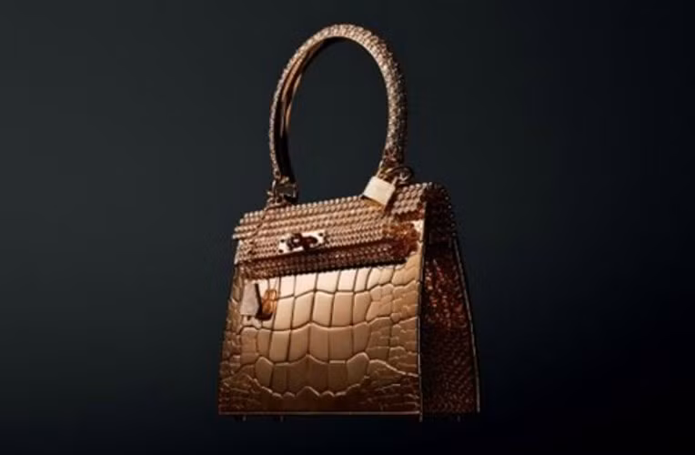 Nhà thiết kế Pierre Hardy của thương hiệu thời trang cao cấp Hermes cũng tung ra mẫu túi xách bằng vàng trị giá 1,9 triệu USD. Chiếc túi này được đính 11.303 viên kim cương và 86.24 carat vàng hồng.