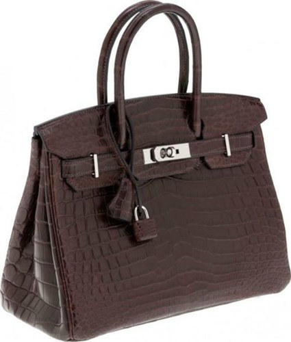 Chiếc túi Birkin Matte làm từ da cá sấu và được nạm kim cương ở móc khóa của thương hiệu thời trang nổi tiếng Hermes có giá lên tới 120.000 USD. Mẫu thiết kế này đã được đem ra bán đấu giá ở Doyle New York.