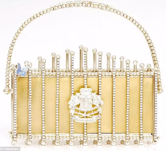 Chiếc túi siêu xa xỉ của nghệ nhân Christopher Shellis của công ty House of Borgeize (Anh) có mức giá “khủng” gần 180.000 USD (khoảng 3 tỷ đồng). Chiếc túi tuyệt đẹp này khá nhỏ với chiều dài 17cm, chiều rộng 12cm và năng 542g. Túi được trang trí bởi 345 viên kim cương, móc khóa làm bằng vàng. Chiếc túi có hạn bảo hàng tới 1.000 năm.