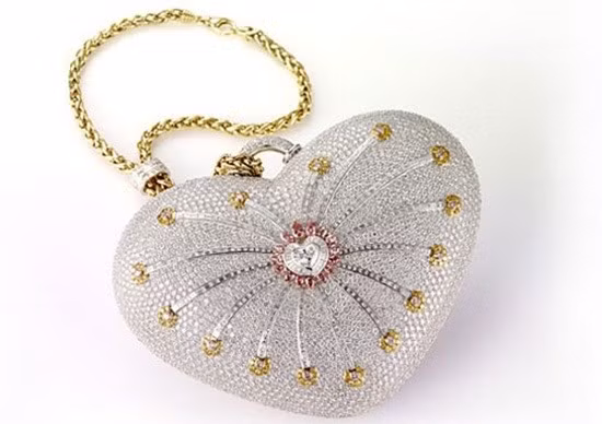 Chiếc xắc của Tập đoàn trang sức Robert Mouaward phủ kín bởi 4.517 viên kim cương, trong đó có 105 viên màu vàng, 56 viên màu hồng và 4.356 viên trắng với trọng lượng lên đến 381,92 carat, trị giá tới 3,8 triệu USD. Đây không phải là chiếc túi xách nạm kim cương đắt đỏ duy nhất trên thế giới.