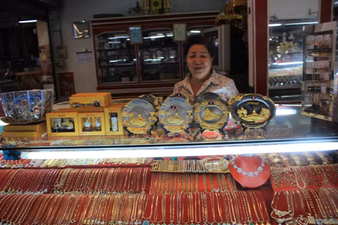 Chợ Pakse là một khu chợ buôn bán khá nhộn nhịp và sầm uất vì nằm giáp biên giới với Thái Lan và Việt Nam.