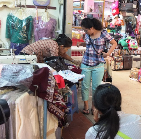 Không giống như chợ Việt Nam, chợ Đào Hương mở cửa từ 8h sáng đến 4h chiều trong ngày.