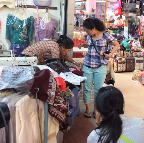 Không giống như chợ Việt Nam, chợ Đào Hương mở cửa từ 8h sáng đến 4h chiều trong ngày.