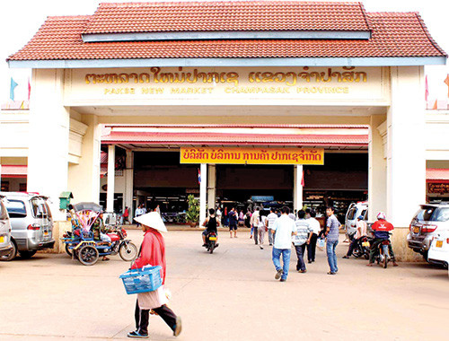 Khoảng 90% hộ kinh doanh ở khu chợ là người Việt và hàng hóa chủ yếu là đồ khô, quần áo và vàng bạc.