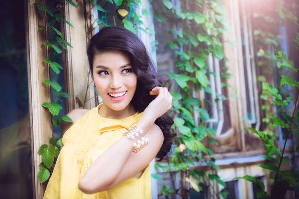 Lan Khuê sinh ra trong gia đình nho giáo, có truyền thống hiếu học. Ông ngoại của Lan Khuê là nhà giáo nhân dân Trần Thanh Đạm (ảnh), hiệu trưởng đầu tiên của trường Đại học sư phạm TP HCM, bố mẹ cô đều là giảng viên của trường.