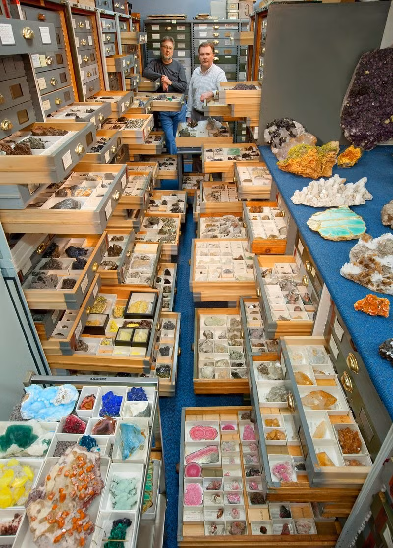 Khu trưng bày Ðịa chất, Ðá Quý và Khoáng Sản (có tên Janet Annenberg Hooker Hall) là một trong những phòng triển lãm lớn của nhà bảo tàng. Nơi đây lưu giữ rất nhiều món đá quý đắt giá.