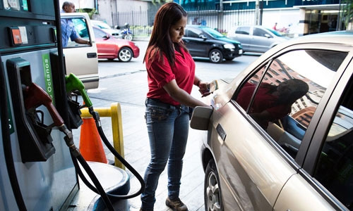 1. Mỹ: So với giá xăng ở một số bang của Mỹ, giá xăng Việt Nam vẫn đắt hơn nhiều. Một trong những bang của Mỹ có giá xăng rẻ nhất là bang Michigan, chỉ 0,124 USD/lít, tương đương 2.800 đồng. Các bang cũng có giá xăng rẻ gồm Oklahoma, Missouri, Kansas, Minnesota, Arkansas, giá phổ biến từ 0,12 đến 0,39 USD. Giá xăng trung bình tại Mỹ là 0,5 USD/lít (khoảng trên 11.000 đồng).