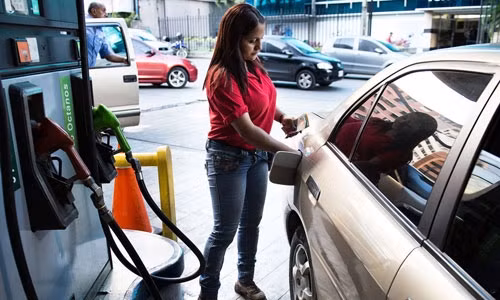 1. Mỹ: So với giá xăng ở một số bang của Mỹ, giá xăng Việt Nam vẫn đắt hơn nhiều. Một trong những bang của Mỹ có giá xăng rẻ nhất là bang Michigan, chỉ 0,124 USD/lít, tương đương 2.800 đồng. Các bang cũng có giá xăng rẻ gồm Oklahoma, Missouri, Kansas, Minnesota, Arkansas, giá phổ biến từ 0,12 đến 0,39 USD. Giá xăng trung bình tại Mỹ là 0,5 USD/lít (khoảng trên 11.000 đồng).