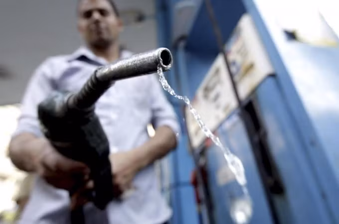 7. Nigeria, giá một lít xăng: 0,44 USD (9.800 đồng): Giá nhiên liệu của Nigeria luôn nằm trong top rẻ nhất thế giới, nhưng vẫn bị coi là đắt đỏ so với thu nhập bình quân ngày chỉ gần 5 USD.