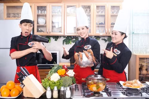 Nhà hàng nổi tiếng với món tôm sấy tiêu vốn là đặc sản xứ Đài. Điếm đặc biệt của món này là đầu bếp sẽ sử dụng máy sấy tóc để làm khô vỏ ngoài của tôm, giúp gia vị thấm vào bên trong và nước tôm không bị tràn ra ngoài.