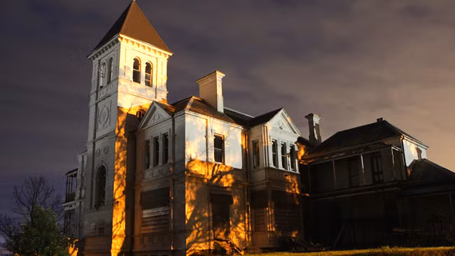 Không chỉ tại Mỹ, du lịch ma đang ngày càng trở nên phổ biến ở Úc. Các tour du lịch ma thường phải đặt trước nhiều tháng, News.com.au cho biết. Martin Brennan, hướng dẫn viên tour du lịch ma tại Manly, phía bắc Sydney, cho biết, số người trải nghiệm loại hình du lịch này tăng gấp đôi trong vài năm. Ảnh: Ngôi nhà Studley Park tại Camden, ngoại ô của Sydney là chủ đề của một bộ phim tài liệu về địa điểm bị ma ám nhất thế giới của Úc.