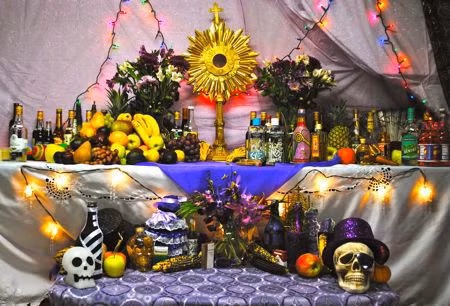 Tham gia các nghi lễ ma quái tại Haiti: Hành trình này đưa du khách tham gia và tìm hiểu tôn giáo thần bí, rùng rợn ở nơi đây hay gặp các pháp sư tà giáo Voodoo. Nếu có đủ lòng dũng cảm, bạn có thể tham gia buổi tế lễ trừ tà trong đó có nghi thức hiến tế động vật sống.