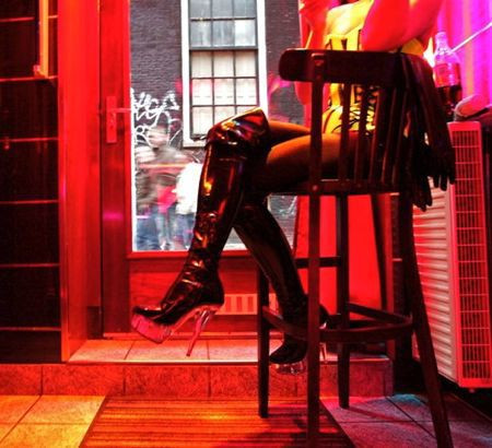 Tour thăm khu phố đèn đỏ Amsterdam: Nằm bên dòng sông Amstel thơ mộng, Amsterdam thu hút khách du lịch bởi vẻ đẹp cổ điển và lãng mạn với nhiều tòa nhà cổ kính, hệ thống kênh rạch chằng chịt và những cây cầu bắc qua sông lãng mạn. Tuy nhiên du khách sẽ được khám phá một góc Amsterdam về đêm với tour thăm quan cửa hàng bán đồ sextoy, phố đèn đỏ đầy gái mại dâm ăn mặc đầy khêu gợi.