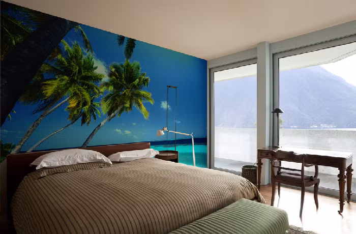 Bức tranh bãi biển làm phòng ngủ thêm lãng mạn hơn.