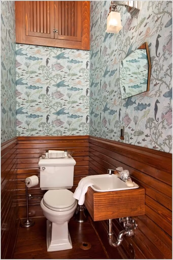 Nhà vệ sinh được trang trí với giấy dán tường chủ đề cá ngựa biển.