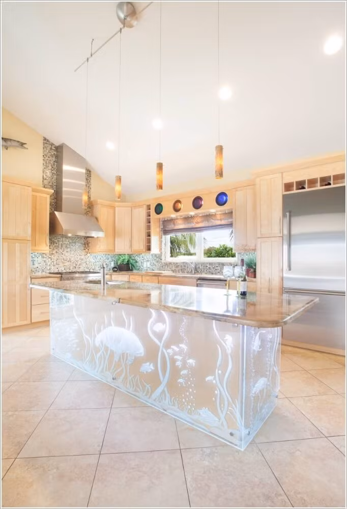 Căn bếp sáng sủa với bể thủy sinh ở giữa.