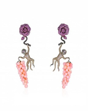 Đôi khuyên tai hình khỉ cũng thuộc bộ sưu tập Boucheron Bestiary.