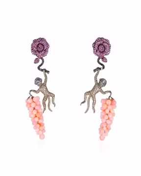 Đôi khuyên tai hình khỉ cũng thuộc bộ sưu tập Boucheron Bestiary.