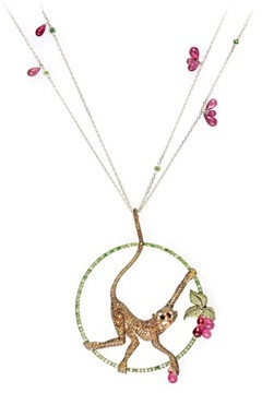 Mặt dây chuyền đáng yêu hình khỉ là món quà độc đáo cho các bạn nữ tuổi Thân.