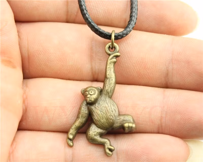 Một kiểu vòng cổ trang sức hình khỉ.